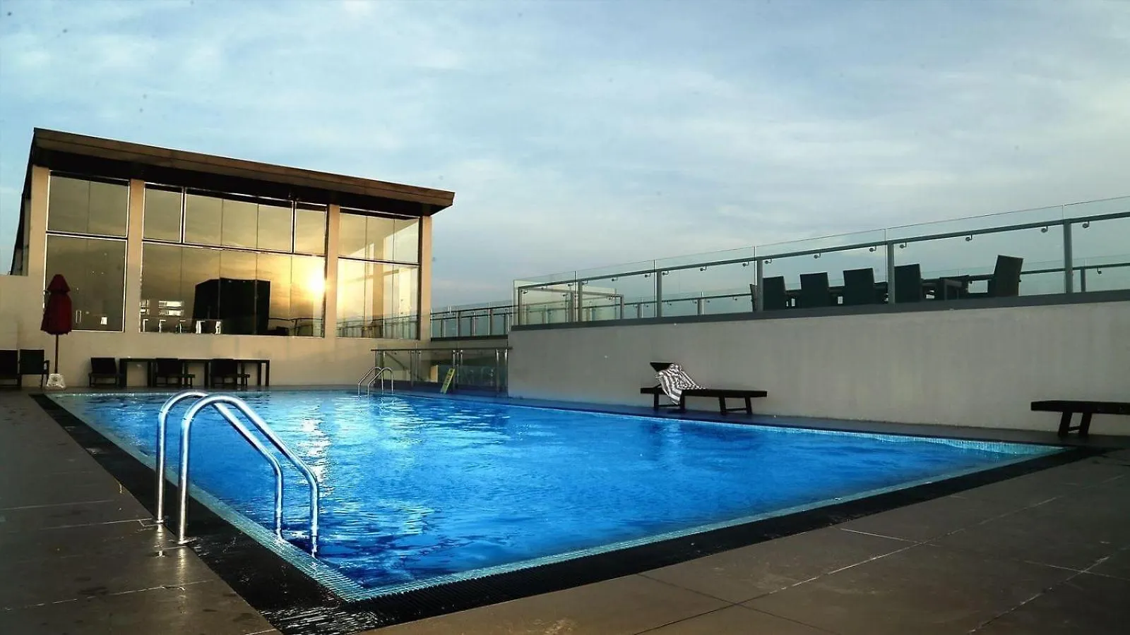 A1 Apartments At Ocean Breeze Residency Negombo